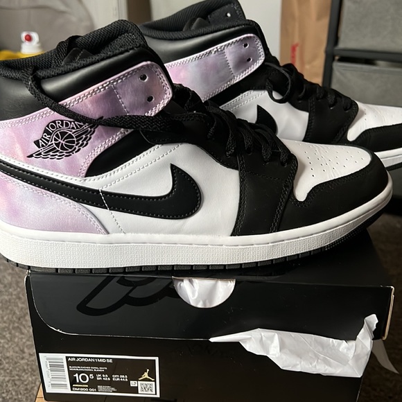 Size 10.5 mens - Picture 2 of 2